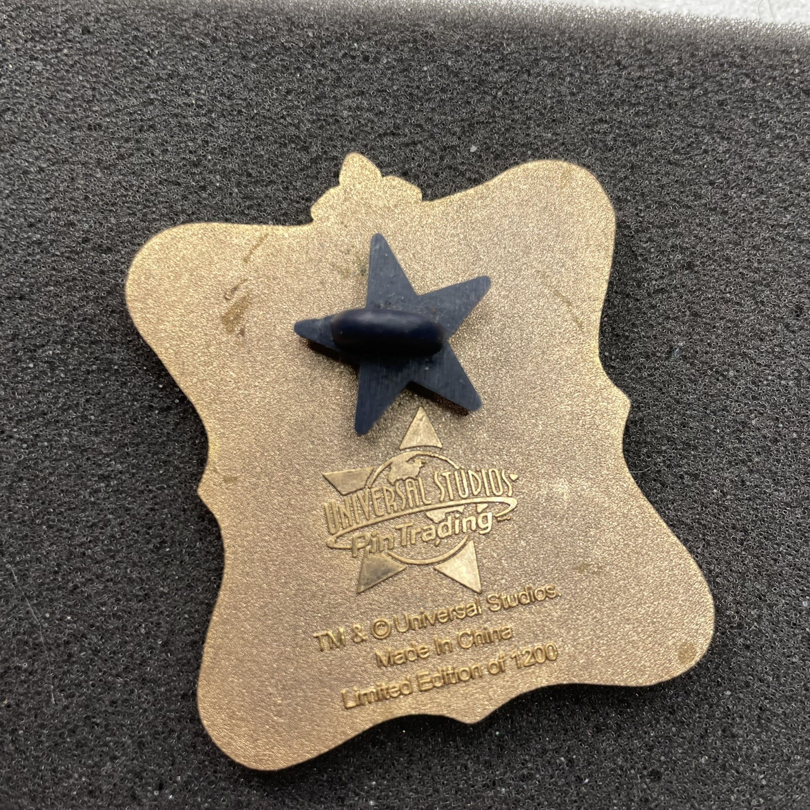 2009 UNIVERSAL STUDIOS Pinback Pin w/ Star Shape Clutch K004