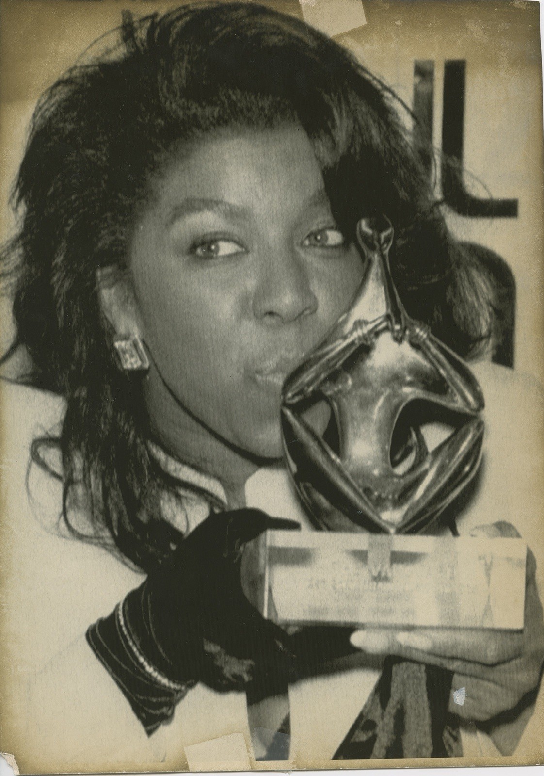 A20 A2052 – Natalie Cole Holding Award Statue (Celebrity, Music Awards)