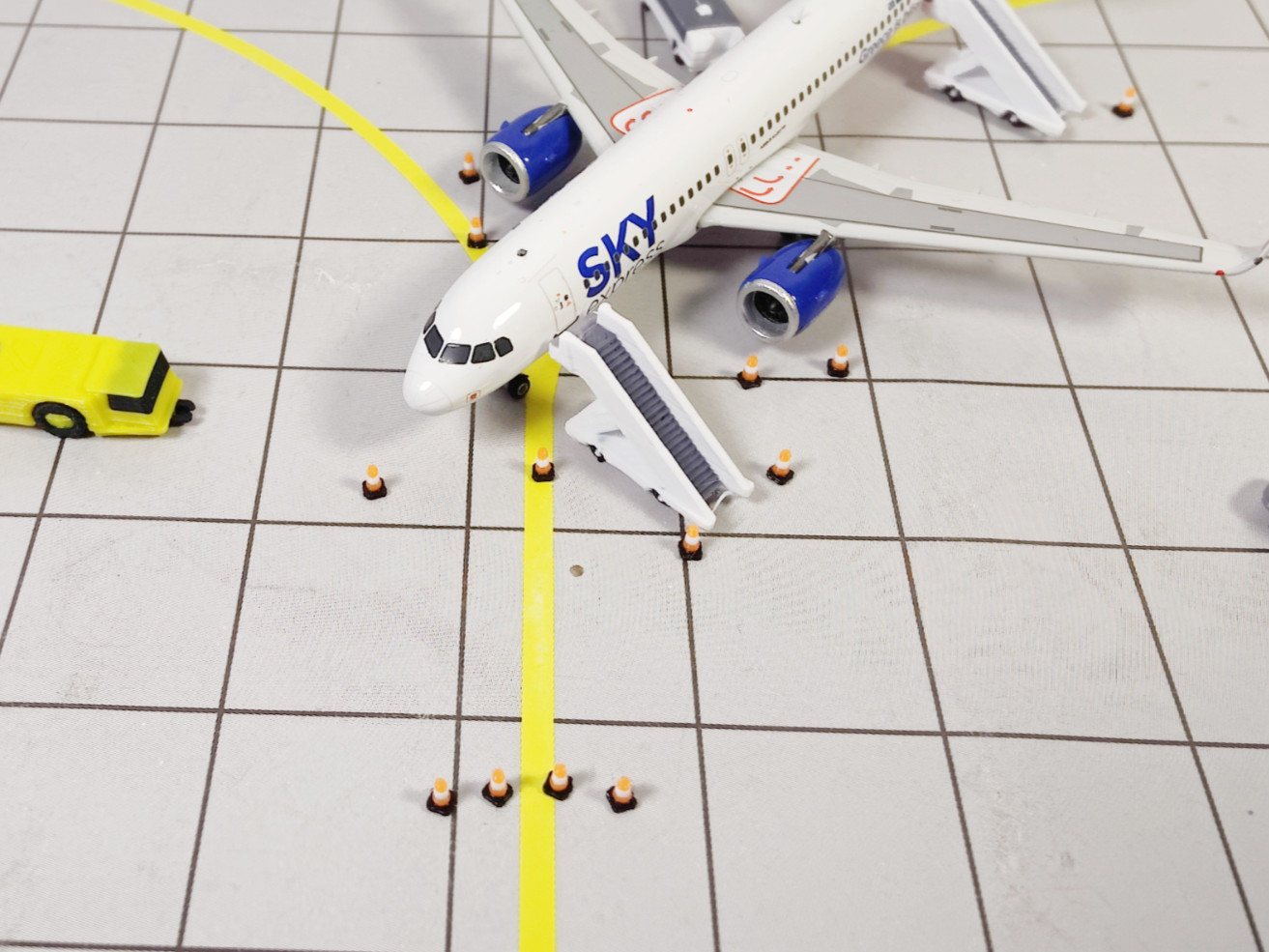100x Orange/White TRAFFIC CONES Airport Stand GSE Models 1:500 Scale Diorama