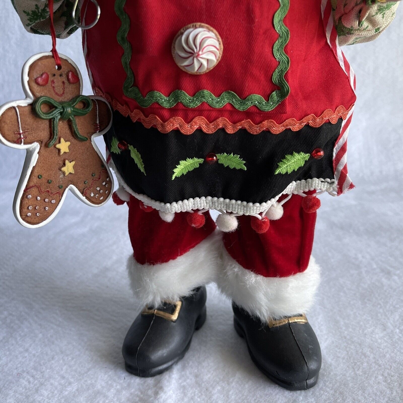 Santa Baker Figurine North Pole Trading Co Christmas Cheer Gingerbread House 19″