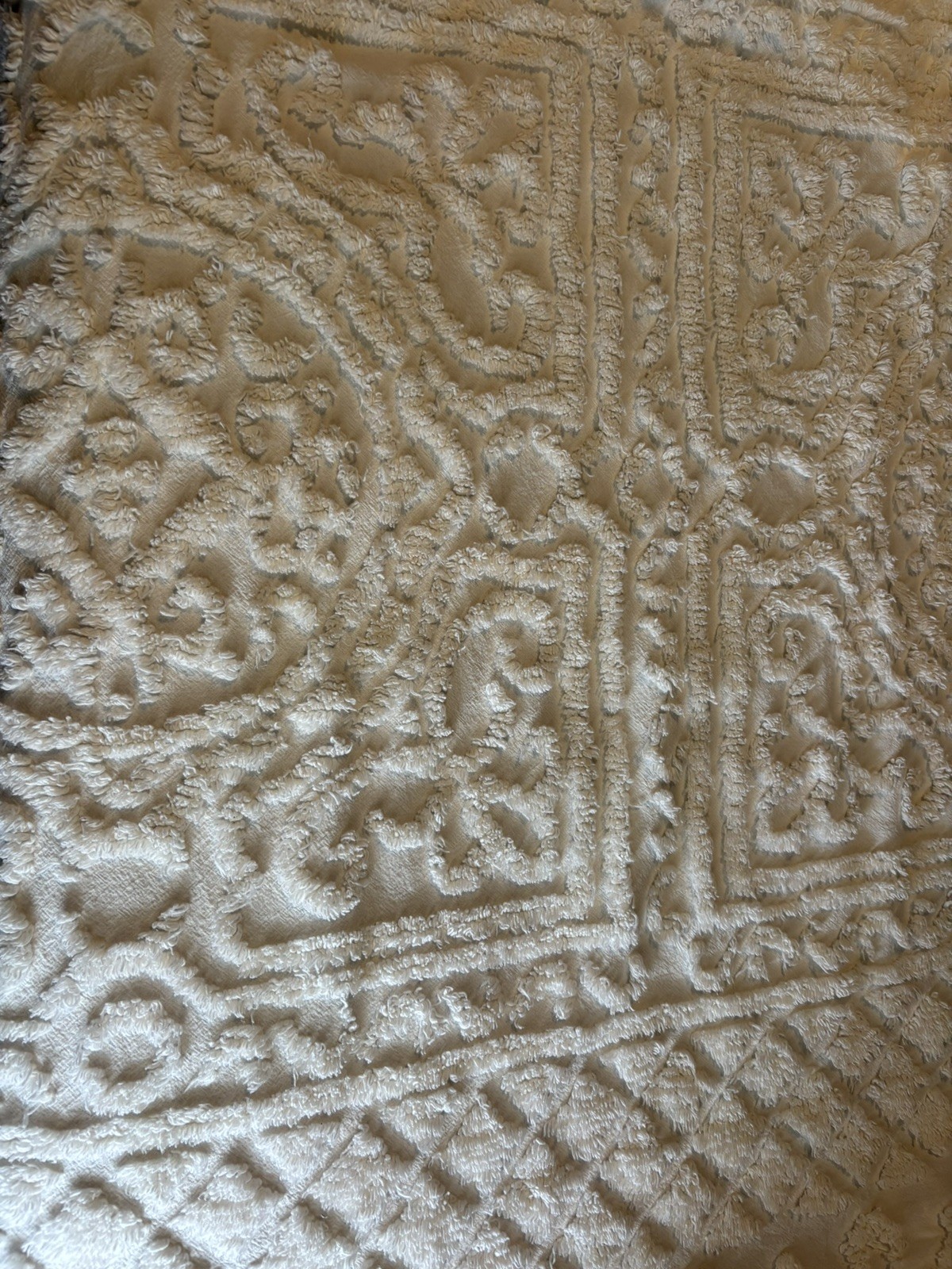 Vintage Chenille Bedspread white / off white 71″ x 98″ plus 4-1/2″ long fringe