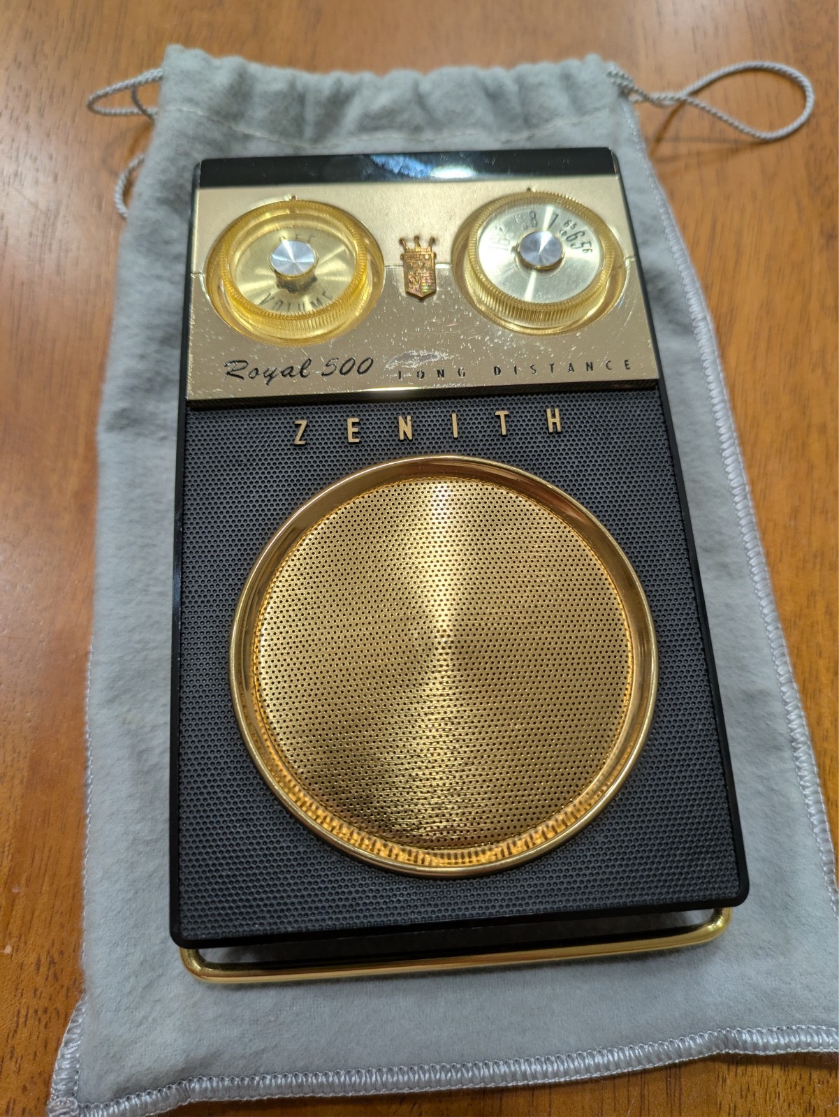 VINTAGE ZENITH ROYAL 500 ALL TRANSISTOR RADIO, INCLUDES BAG
