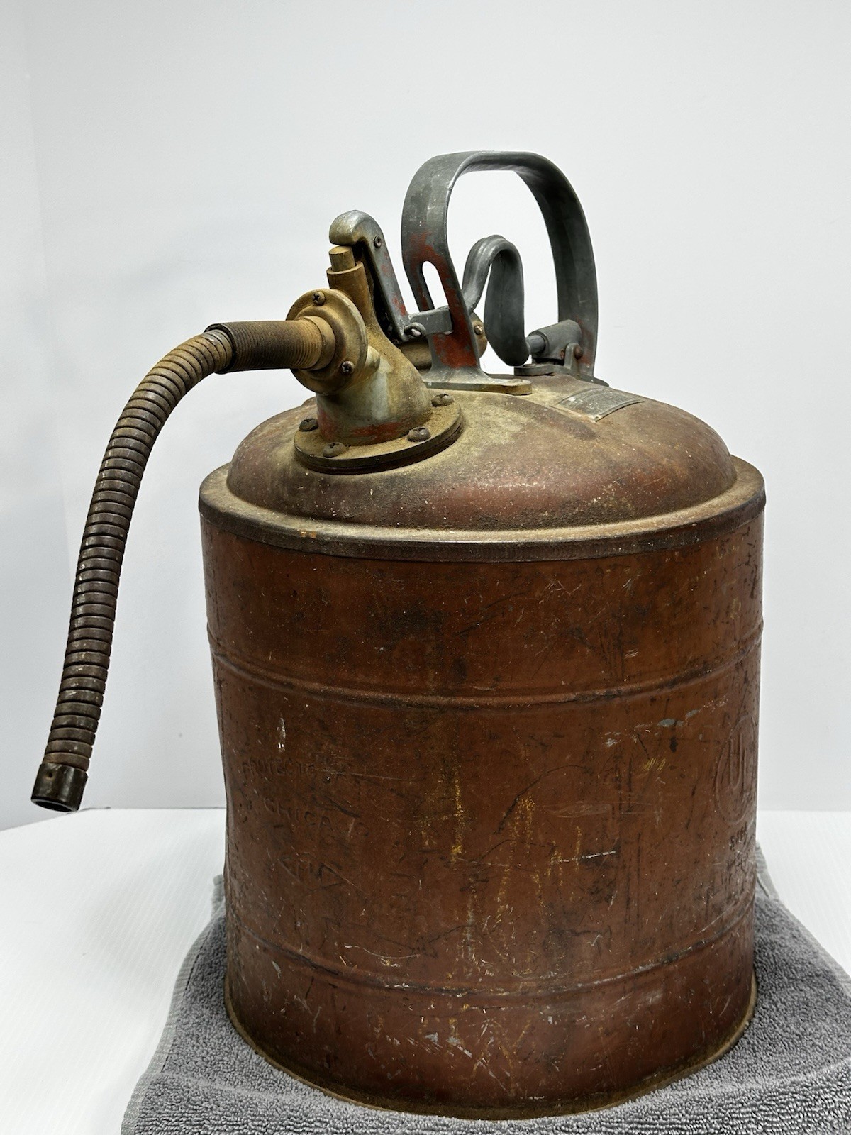 VINTAGE UL PROTECTOSEAL CHICAGO 5 GALLON RED PAINTED METAL SAFETY GAS FUEL CAN