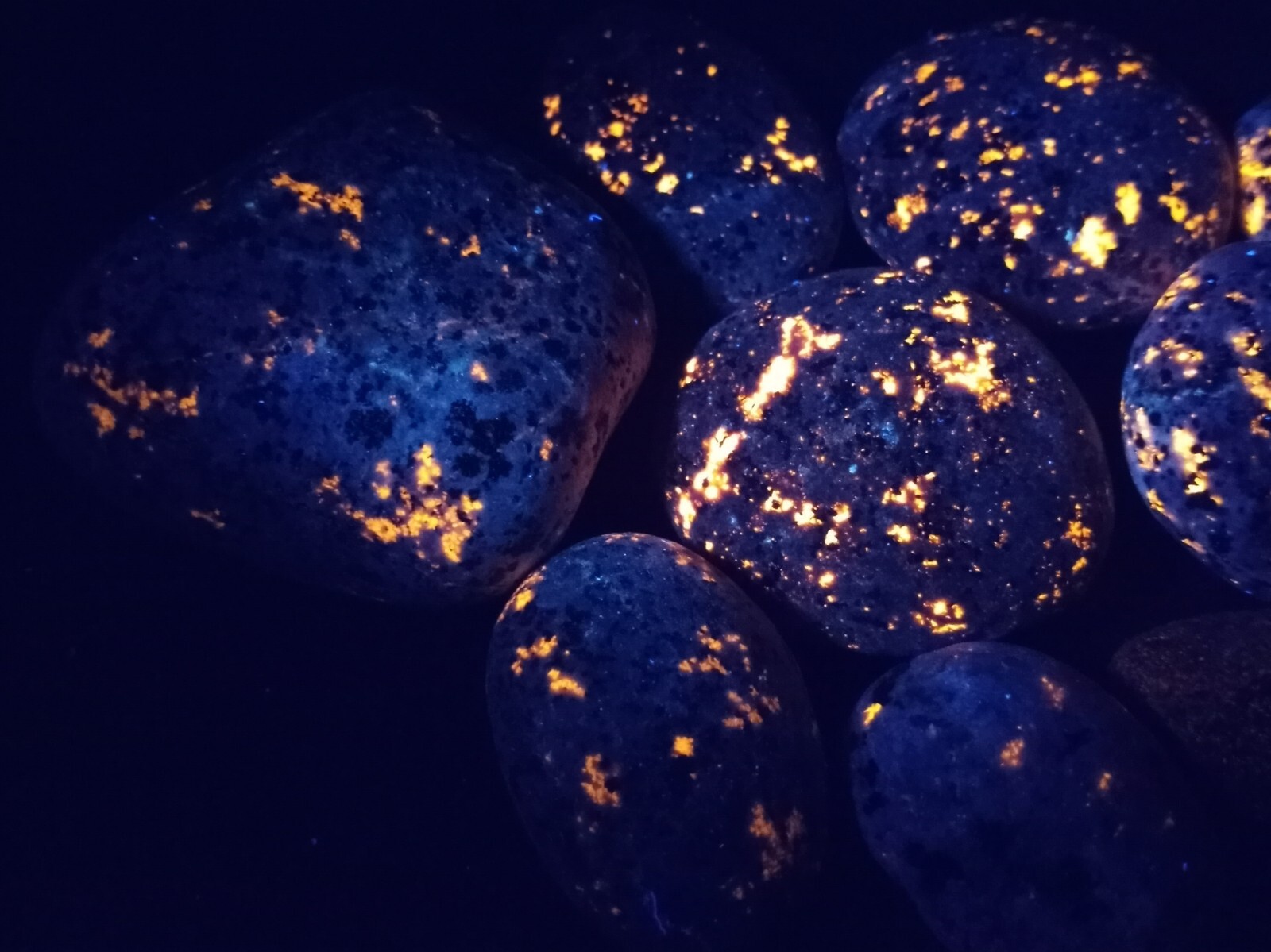 Yooperlite Set BULK 1 LB. – BRIGHT Lake Superior Syenite w/ Fluorescent Sodalite