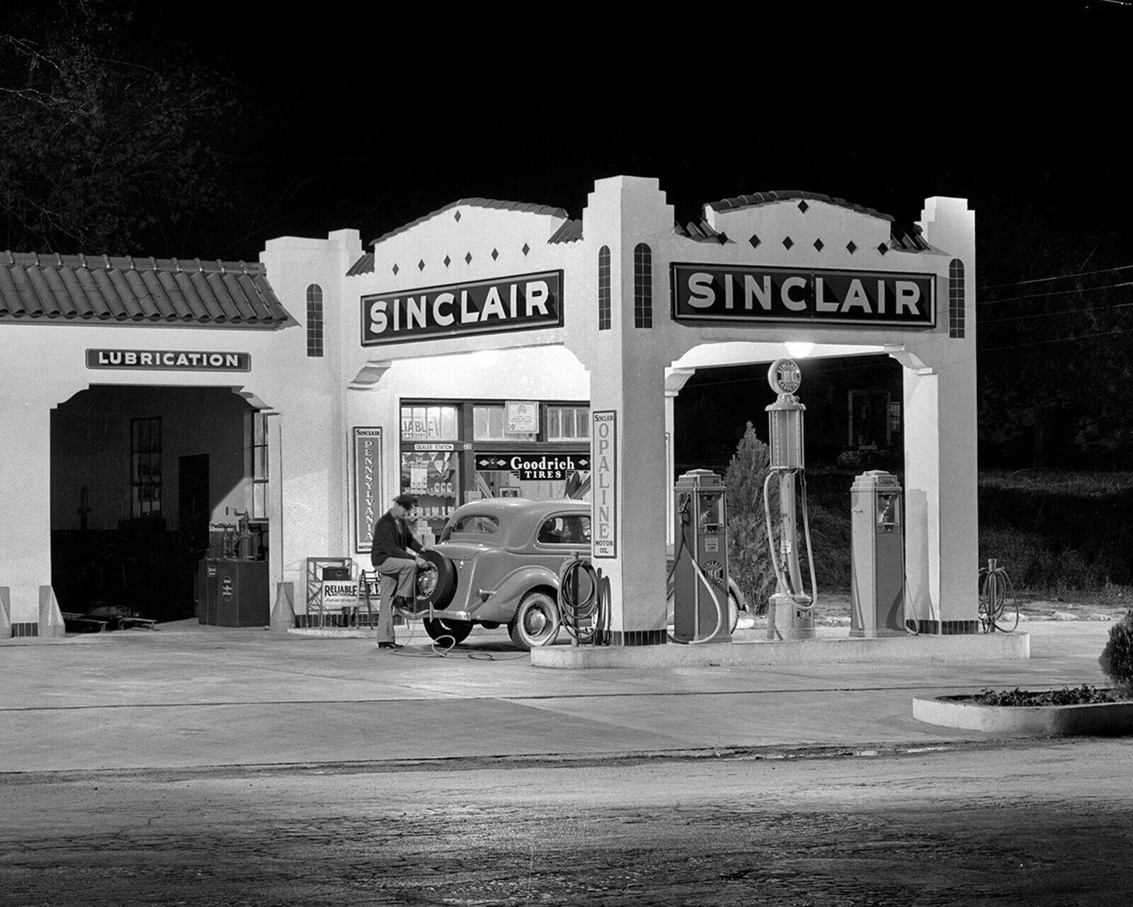 1939 Texas SINCLAIR GAS STATION at Night Classic Car Retro Poster Photo 13×19