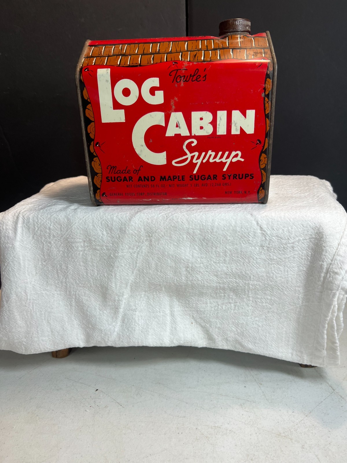 TOWLES VINTAGE/RARE 5 LB LOG CABIN SYRUP CONTAINER.