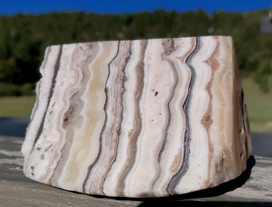 Zebra Calcite Crystal Pyramid 2 3/4Lb Bands UV+ Large Display 5″×4 3/4″x3 1/2″