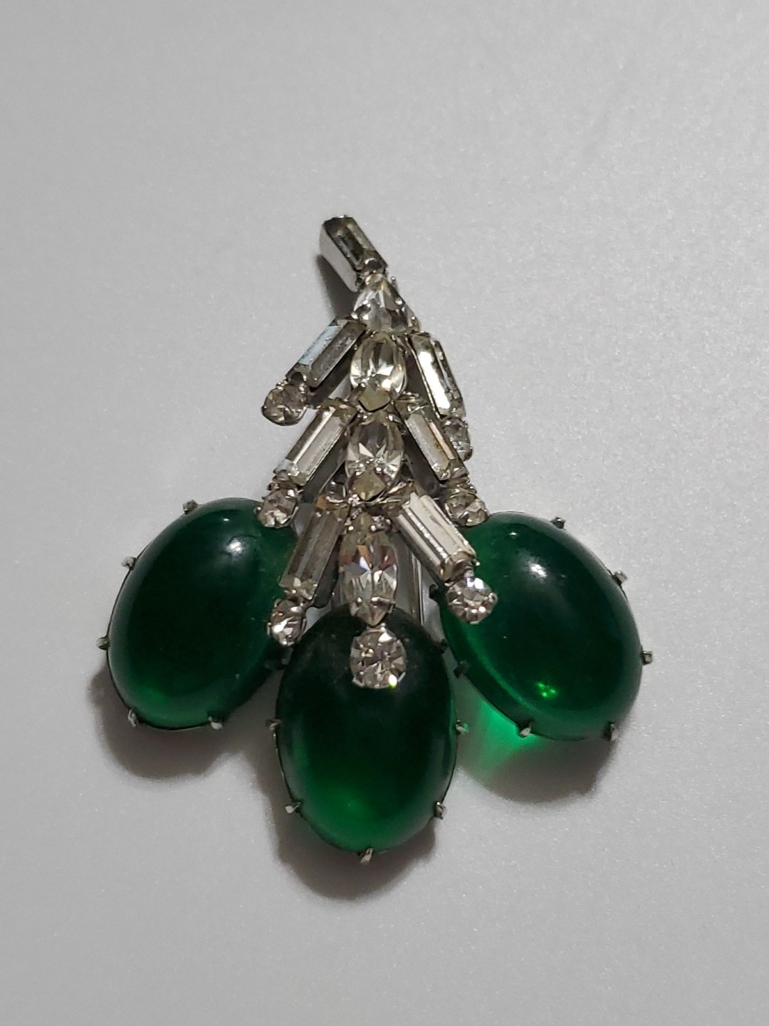 VINTAGE KRAMER NEW YORK SIGNED GREEN ART GLASS RHINESTONE FUR CLIP BROOCH PIN