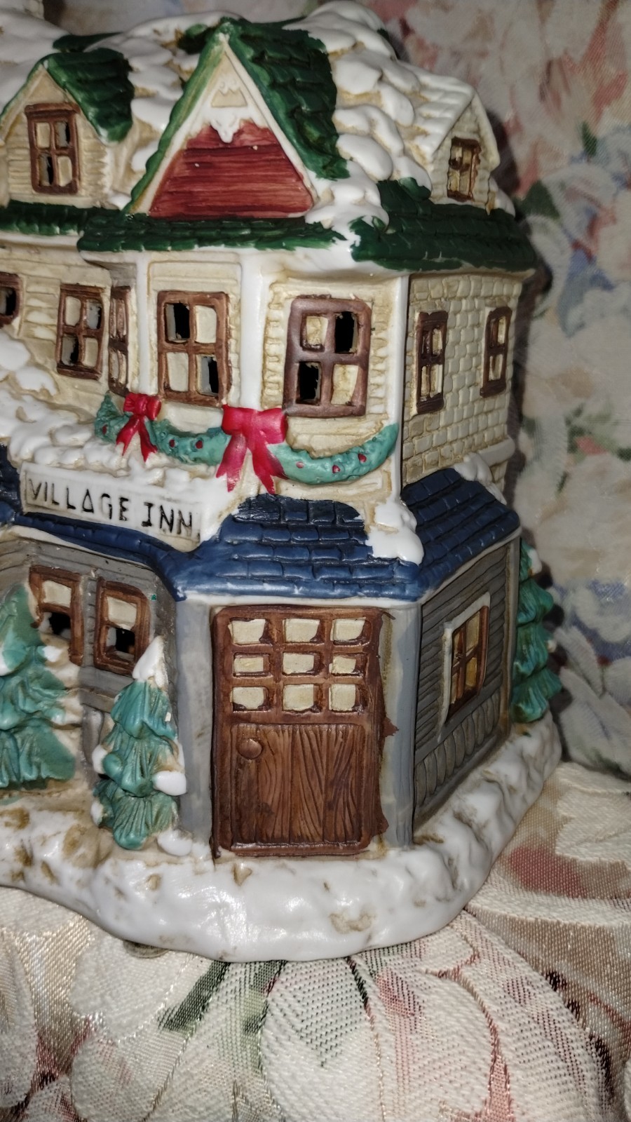 mervyns village square christmas village / Village Inn/ See Description