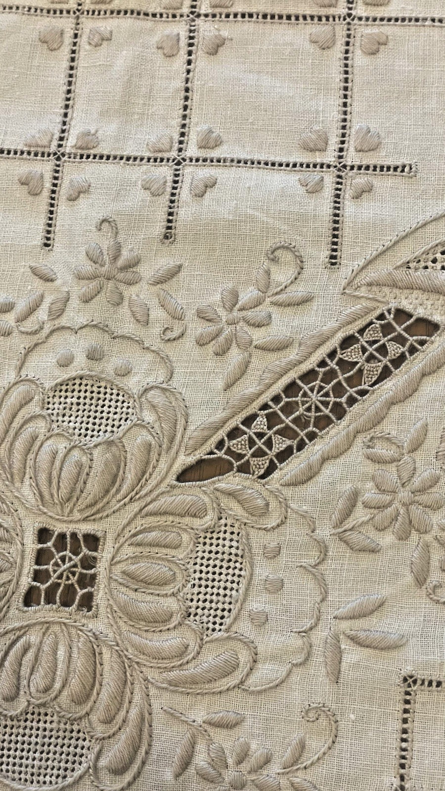 New Vintage Madeira Museum quality Hand Embroidered Tablecloth With 12 Napkins.