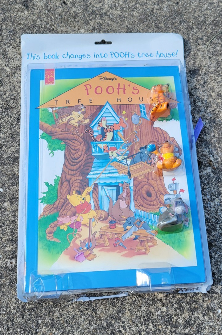 Disney Winnie the Pooh Tree House Book Set w/ Small Figurine Pieces