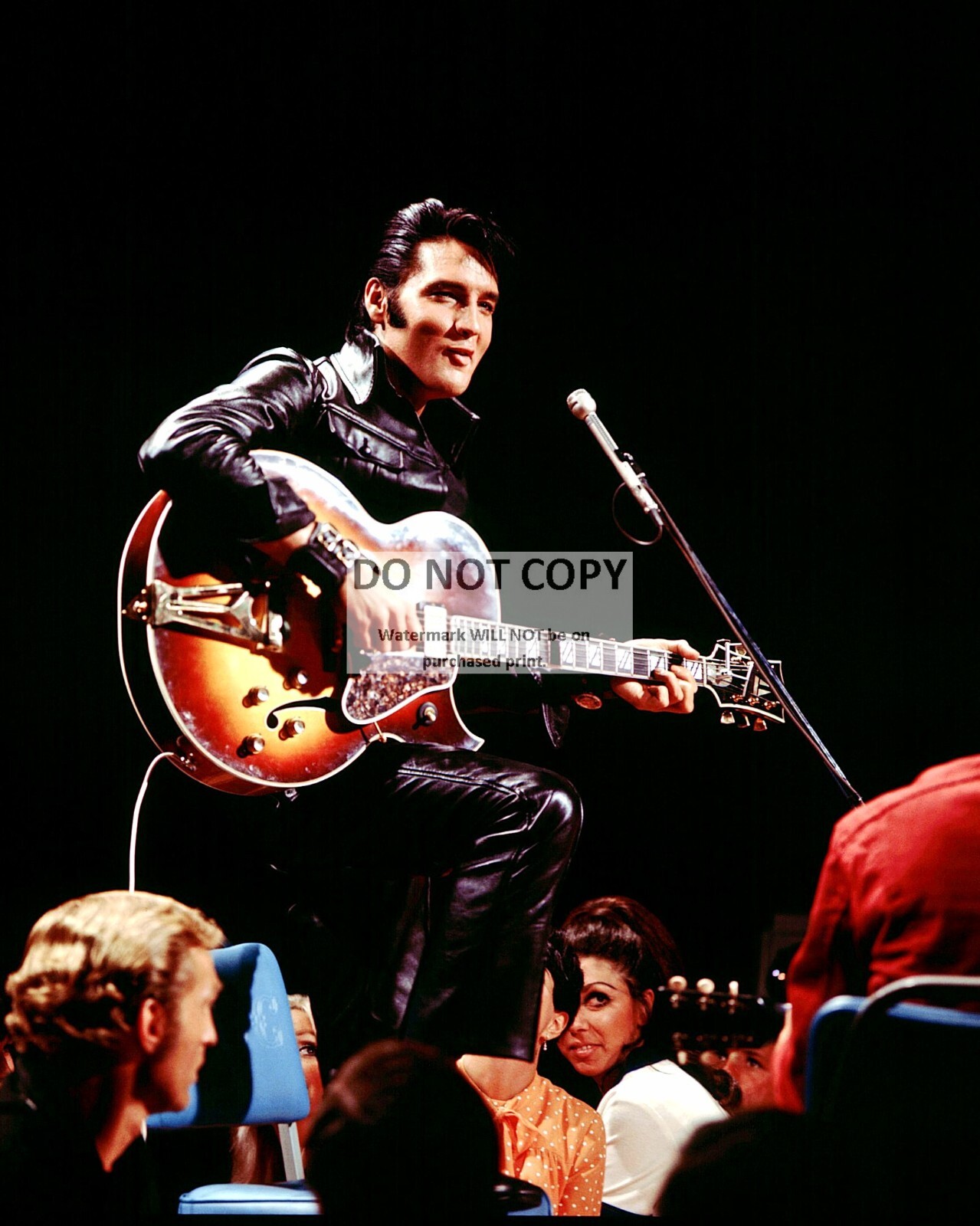 ELVIS PRESLEY PERFORMS DURING THE “’68 COMEBACK SPECIAL” – 8X10 PHOTO (EP-670)