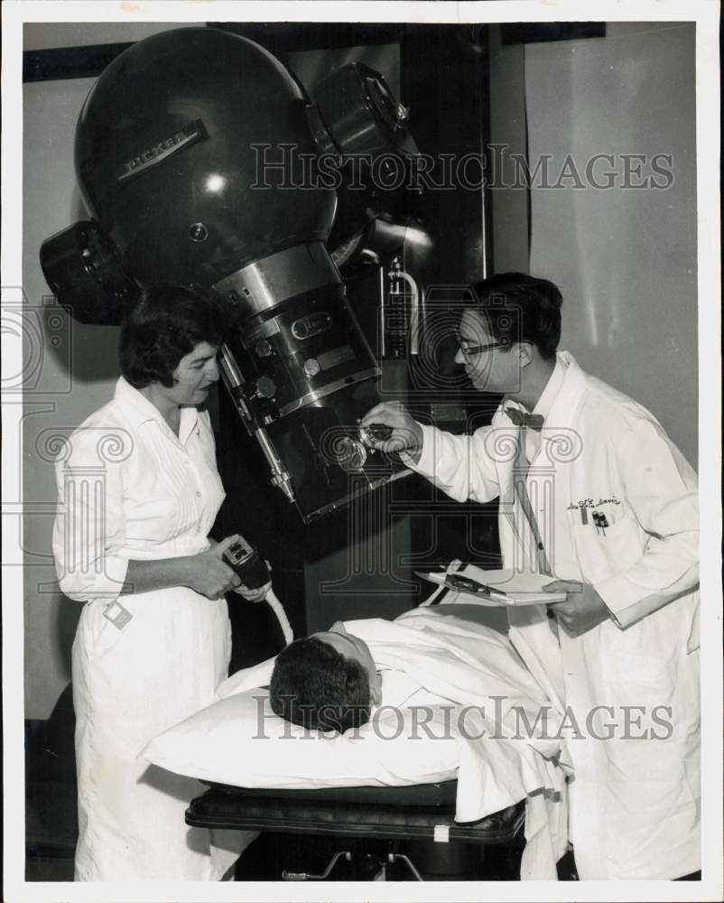 1963 Press Photo Doctor & Nurse Administer Cobalt Treatment to Cancer Patient