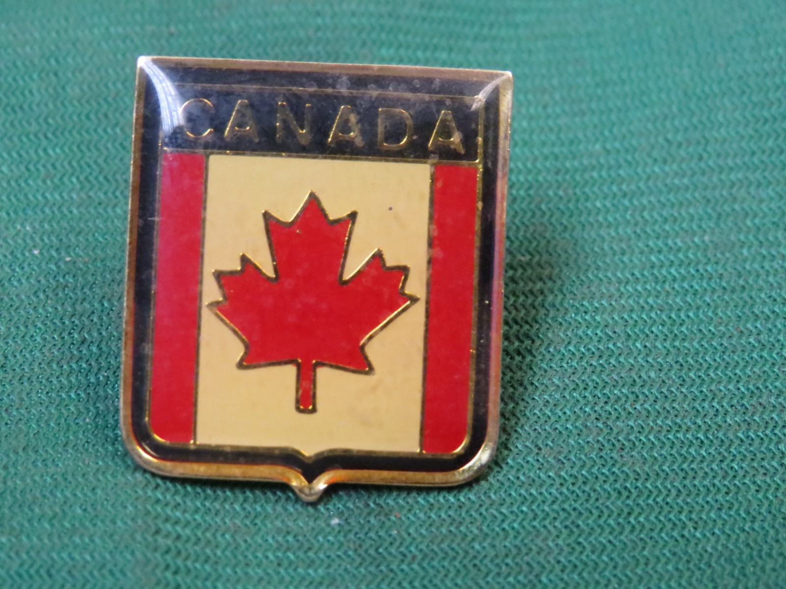 CANADA FLAG – RED MAPLE LEAF – VINTAGE LAPEL PIN – HAT PIN – PINBACK