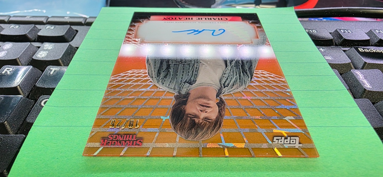 2025 Topps Stranger Things High Tek Charlie Heaton Jonathan Orange Auto 19/25