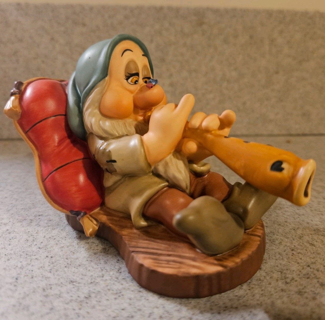 Walt Disney Classics Collection Zzzzz Snow White & the 7 Dwarfs Sleepy Figurine
