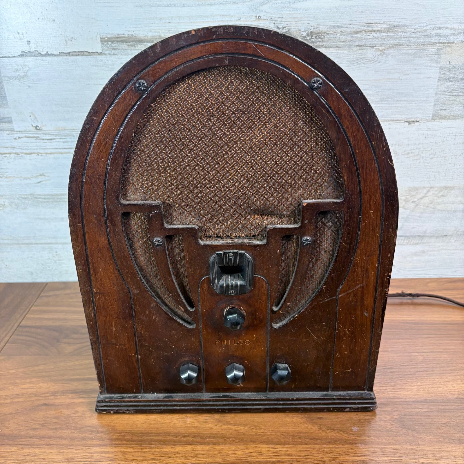 Antique Philco Model 60 Cathedral Tube Radio 1935. Powers up see video